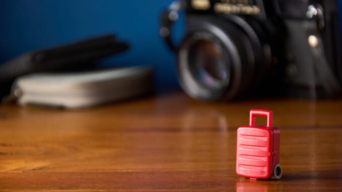 Mini-caméra compacte posée sur un bureau, idéale pour comparer différents usages.